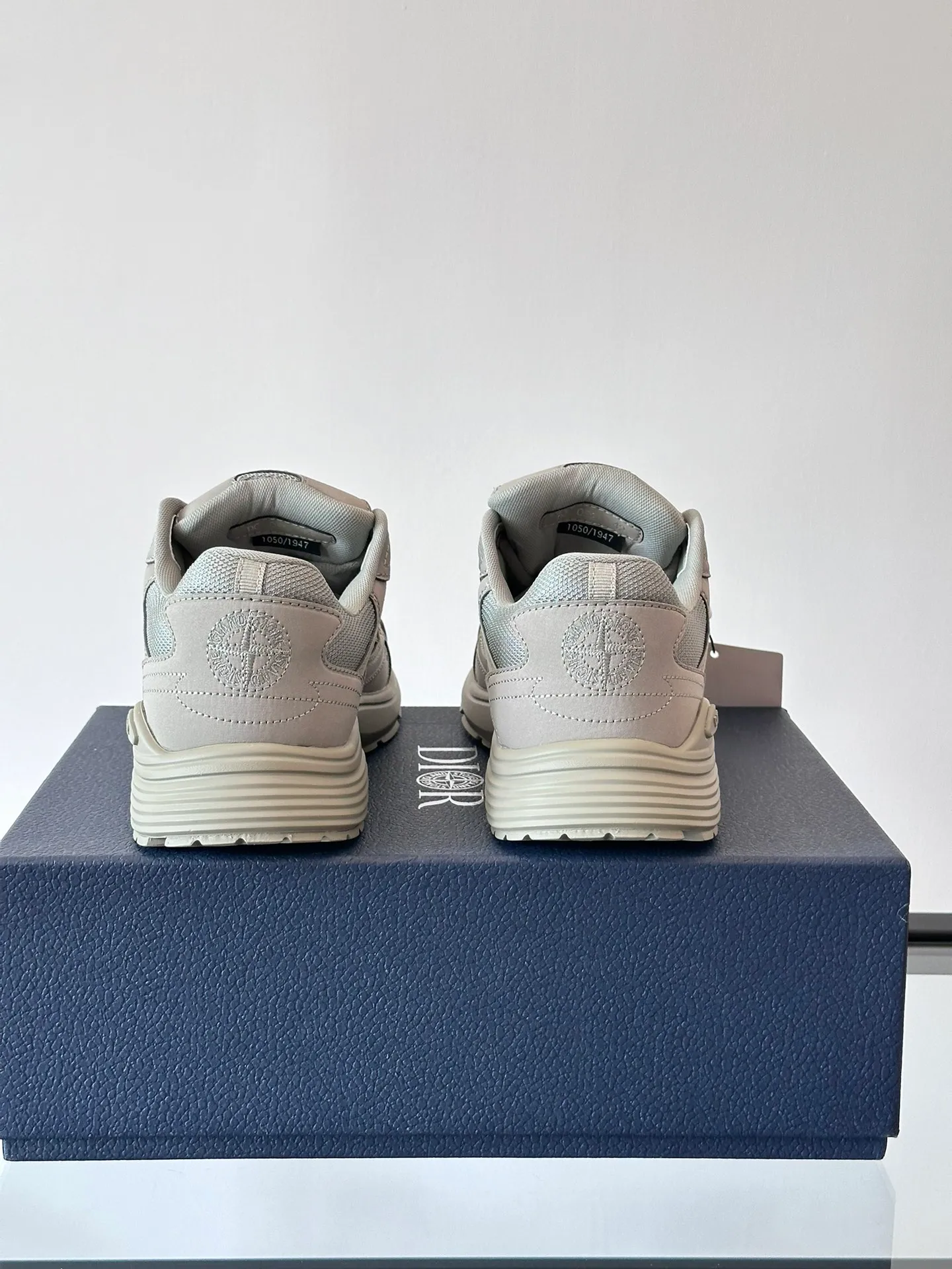 p400《Dio*》Dior B30 series sports shoes, multi-color mesh fabric and multi-color technical fabrics, this season's new B30 low-top sports shoes are one of the flagship styles of the series. Crafted from multicolor mesh and technical fabrics, it's finished with a reflective "CD30" graphic and silver-toned "DIOR B30" and "CD30" logos on the heel and tongue. An extra-light, sculpted rubber sole with signature accents adds style, while internal stretch details create ideal comfort. It can be matched with various casual styles to show a fashionable and modern sports style. Size: 38-44 (45-46 customized)